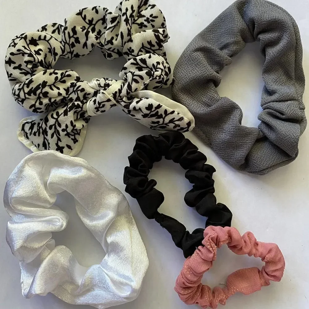 𝅺Set of 5 Scrunchies - White and Black Print Bow